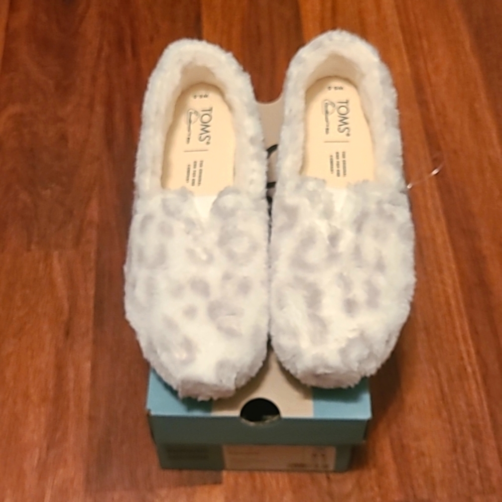 NWT Toms Alpargata white snow leopard fleece shoes